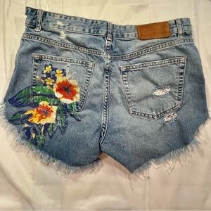 Zara Trafaluc Denimwear Womens button fly shorts with flower detail. Size 2
